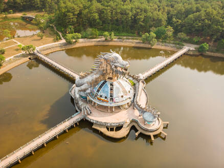 Luftaufnahme des Ho Thuy Tien Touristikdenkmals mit Drachenform im Ho Thuy Tien See, Th-ªã x√£ H∆∞∆°ng Th-ªßy, Vietnam. - AAEF12162