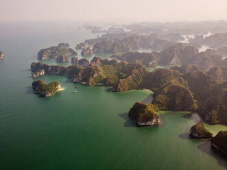 Luftaufnahme der verstreuten kleinen Inselarchipele in der Nähe der Dark and Bright Caves in Haiphong, Vietnam. - AAEF12168