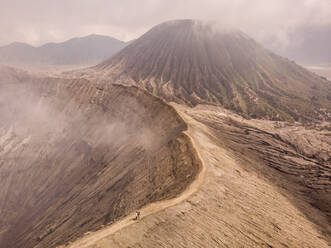 Luftaufnahme des Kraters des Mount Bromo, eines aktiven Vulkans in Ost-Java, Indonesien, aus dem Rauch austritt. - AAEF12173