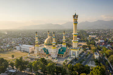 Luftaufnahme des schönen islamischen Zentrums NTB, einer farbenfrohen Moschee mit Kuppel und traditionellen Minaretten in der Innenstadt von Mataram, West Nusa Tenggara, Indonesien. - AAEF12184