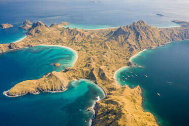 Luftaufnahme der Landschaft der Insel Padar mit blauem Meerwasser, Ost-Nusa Tenggara, Indonesien. - AAEF12185