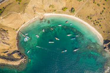 Luftaufnahme der Landschaft der Insel Padar mit blauem Meerwasser, Ost-Nusa Tenggara, Indonesien. - AAEF12186