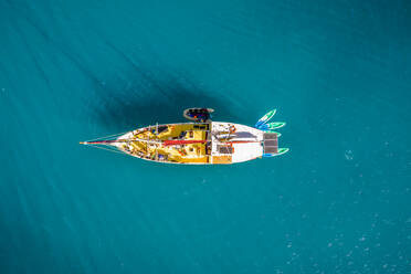 Aerial view of a luxury sailing boat docked off Hook Island reef, Queensland, Australia. - AAEF12193