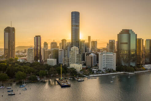 Luftaufnahme der Story Bridge, einer Hängebrücke über den Fluss Brisbane mit der Skyline der Stadt im Hintergrund bei Sonnenuntergang, Queensland, Australien. - AAEF12200