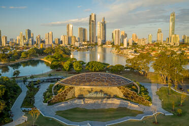 Luftaufnahme des Outdoor Stage Theaters entlang des Nerang Flusses mit der Gold Coast Stadtlandschaft im Hintergrund bei Sonnenuntergang, Queensland, Australien. - AAEF12201