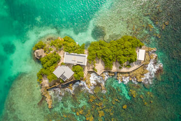 Luftaufnahme einiger Gebäude auf der Insel Pelicano, in der Nähe der Isla Grande mit Blick auf das Karibische Meer, Bol√≠var, Kolumbien. - AAEF12210
