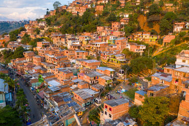 Luftaufnahme des nördlichen Wohnviertels von Medellin, einer dicht besiedelten Favela in der Stadt, Antioquia, Kolumbien. - AAEF12214