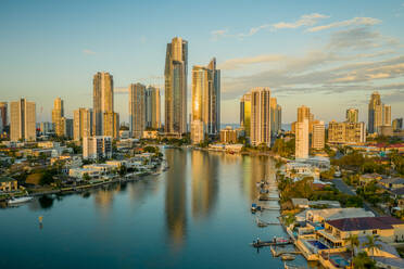 Luftaufnahme des Outdoor Stage Theaters entlang des Nerang Flusses mit der Gold Coast Stadtlandschaft im Hintergrund bei Sonnenuntergang, Queensland, Australien. - AAEF12240