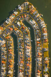 Luftaufnahme des Wohngebäudes Macintosh Island am Nerang-Fluss in Surfers Paradise, Gold Coast, Queensland, Australien. - AAEF12242