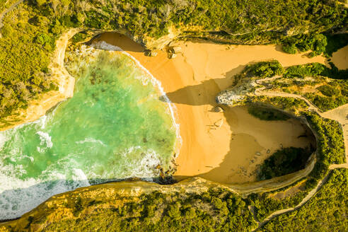 Luftaufnahme von Loch Ard George, einer natürlichen sandigen Bucht mit Klippen und einem kleinen paradiesischen Strand, Port Campbell, Victoria, Australien. - AAEF12258