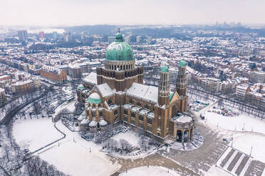 Luftaufnahme der Basilique National du Sacre Coeur auf dem Koekelberg im Winter, Koekelberg, Brüssel, Belgien. - AAEF12259