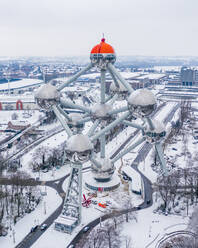 Luftaufnahme des Atomiums im Winter, einer hoch aufragenden und ikonischen Atomskulptur aus Stahl, Brüssel, Belgien. - AAEF12260