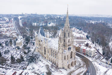 Luftaufnahme der Kirche Unserer Lieben Frau von Laeken (Notre Dame de Laeken) zur Winterzeit, Brüssel, Belgien. - AAEF12264