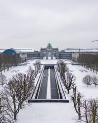 Luftaufnahme des Cinquantenaire-Tunnels mit der Arcade du Cinquantenaire im Hintergrund zur Winterzeit, einem imposanten Dreifachbogen-Denkmal, Brüssel, Belgien. - AAEF12265