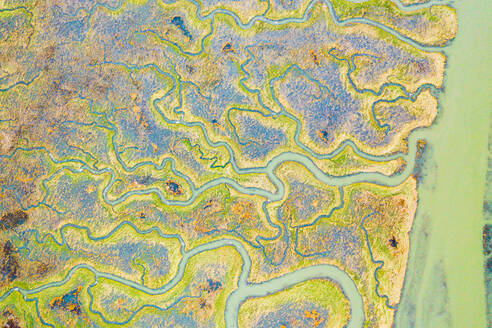 Luftaufnahme des abstrakten Musters der Scheldemündung nahe der Grenze zwischen Belgien und den Niederlanden, Nieuw-Namen, Zeeland, Niederlande. - AAEF12273