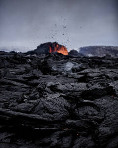 Blick auf einen Krater und frische Lava, die nach einem Vulkanausbruch in Geldingadalur, Island, fließt. - AAEF12276