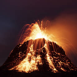 Nahaufnahme einer Explosion von frischer Lava, die bei einem Vulkanausbruch in Geldingadalur, Island, ausströmt. - AAEF12281