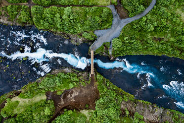 Luftaufnahme der Brücke, die über den Bruarfoss-Wasserfall führt, Island. - AAEF12284