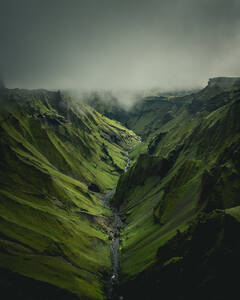 Luftaufnahme einer atemberaubenden Tallandschaft und eines Flusses in der südlichen Region, Island. - AAEF12289