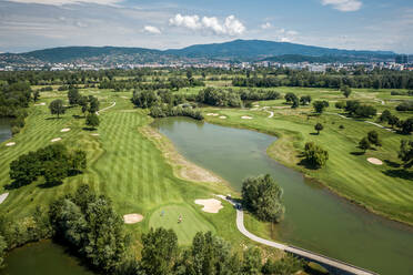 Luftaufnahme eines Golfplatzes in Zagreb, Kroatien. - AAEF12291