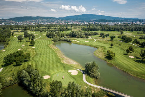 Luftaufnahme eines Golfplatzes in Zagreb, Kroatien. - AAEF12291