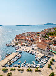 Luftaufnahme eines kleinen Hafens auf der Insel Prvic, Kroatien. - AAEF12300