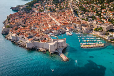 Luftaufnahme der ummauerten Stadt Dubrovnik, Dalmatien, Kroatien. - AAEF12308