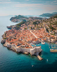 Luftaufnahme der ummauerten Stadt Dubrovnik, Dalmatien, Kroatien. - AAEF12309