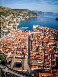 Luftaufnahme der ummauerten Stadt Dubrovnik, Dalmatien, Kroatien. - AAEF12312