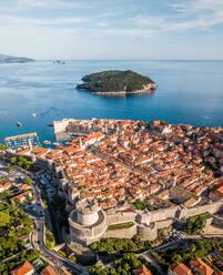 Luftaufnahme der ummauerten Stadt Dubrovnik, Dalmatien, Kroatien. - AAEF12314