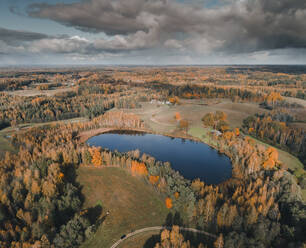 Luftaufnahme des Sibulaj√§rv-Sees mit dramatischen Wolken im Herbst, Karula-Nationalpark, V√µrumaa, Estland. - AAEF12319