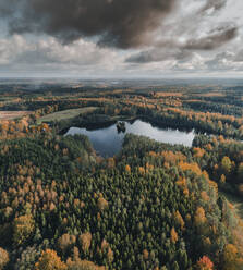 Luftaufnahme des Sees Suur Saarj√§rv mit dramatischen Wolken im Herbst, Karula-Nationalpark, V√µrumaa, Estland. - AAEF12320