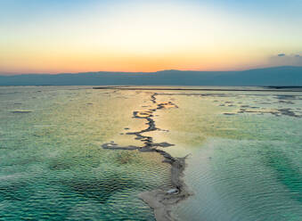 Luftaufnahme des Sonnenaufgangs über bunten Salzadern im Toten Meer und Bergen am Horizont. Totes Meer, Negev, Israel. - AAEF12329