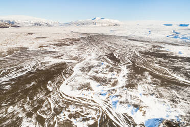 Luftaufnahme der erstaunlichen Schneespuren im Geitlandsrhaun-Lavafeld vor dem Langj√∂kul-Gletscher und dem Berg Hafrafell, Westisland - AAEF12360