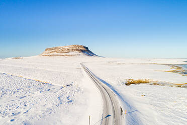 Luftaufnahme von Straße und Berg in einer schneebedeckten Winterlandschaft, Snaefellsnes, Island - AAEF12365