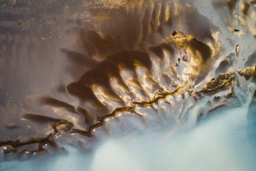 Abstrakte Luftaufnahme von Sandbänken und flachem Wasser in einem See, der wie ein leuchtendes Skelett im Wasser aussieht, Sprengisandur, Hochland von Island - AAEF12373