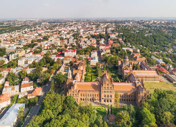 Luftaufnahme der Stadt Czernowitz mit dem Gebäude der staatlichen Universität (Jurij Fedkowytsch, ehemals Franz-Josephs-Universität, UNESCO-Weltkulturerbe), Ukraine - AAEF12391