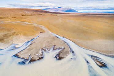 Luftaufnahme des Sees Sandvatn und des Berges Blafell im Hochland von Island - AAEF12405