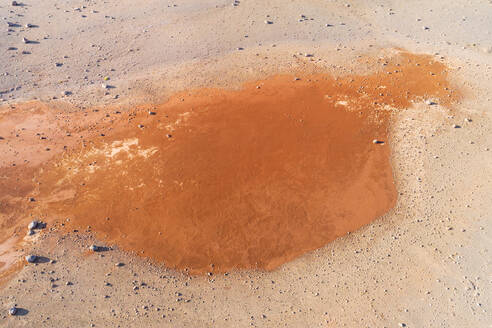 Luftaufnahme von ausgetrocknetem Boden und Steinen, die wie der Planet Mars aussehen, im Kj√∂lur-Gebiet im Hochland von Island - AAEF12407