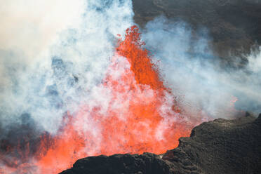 Luftaufnahme von spuckender Lava während des größten Vulkanausbruchs in Island seit 1784, fotografiert im September 2014 aus einem Hubschrauber, Holuhraun, Hochland von Island - AAEF12421