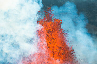 Luftaufnahme von spuckender Lava während des größten Vulkanausbruchs in Island seit 1784, fotografiert im September 2014 aus einem Hubschrauber, Holuhraun, Hochland von Island - AAEF12422