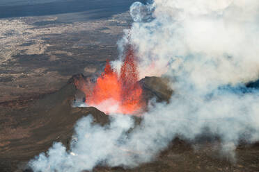 Luftaufnahme des Kraters mit spuckender Lava, Rauch und Gasen während des größten Vulkanausbruchs in Island seit 1784, fotografiert im September 2014 aus einem Hubschrauber, Holuhraun, Hochland von Island - AAEF12425