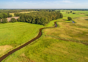 Luftaufnahme von Grasland mit dem gewundenen Fluss Reest, Grenze zwischen den Provinzen Overijssel (rechts) und Drenthe (links), Niederlande - AAEF12428