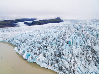 Luftaufnahme des Gletschersees Fjallsarlon mit dem Fjallsjokull, Gletscherzunge des Vatnajokull-Gletschers, Island - AAEF12437