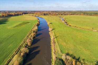 Luftaufnahme des Flusses Vecht zwischen Grünland, Junne, Overijssel, Niederlande - AAEF12441
