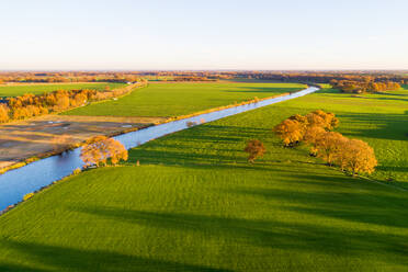 Luftaufnahme des Flusses Vecht zwischen Weideflächen mit Weidelicht, Beerze, Overijssel, Niederlande - AAEF12442