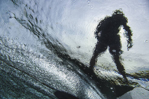 Unterwasseransicht eines jungen Mannes beim Surfen im Süd-Male-Atoll - KNTF06303