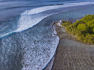 Luftaufnahme eines Surfspots in der Nähe der Insel Kanifinolhu - KNTF06306