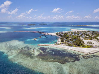 Malediven, Kaafu-Atoll, Luftaufnahme einer kleinen Ferieninsel im Süd-Male-Atoll - KNTF06312