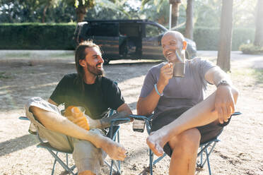 Homosexuelles Paar im Gespräch bei einem Kaffee an einem sonnigen Tag - EGHF00129